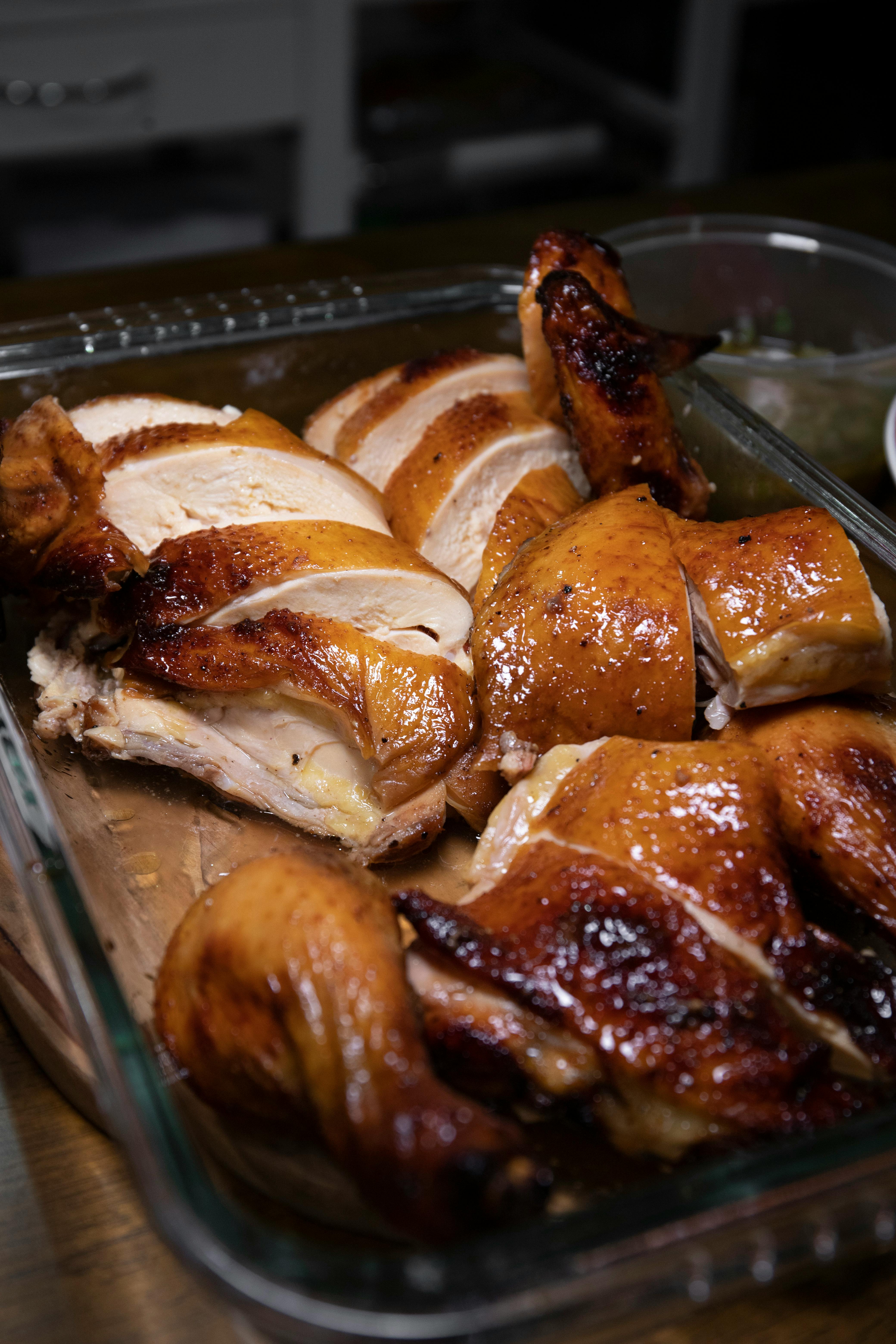 Pollo asado con limón y hierbas